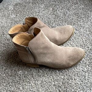 Lucky Brand Taupe suede ankle boots size 8